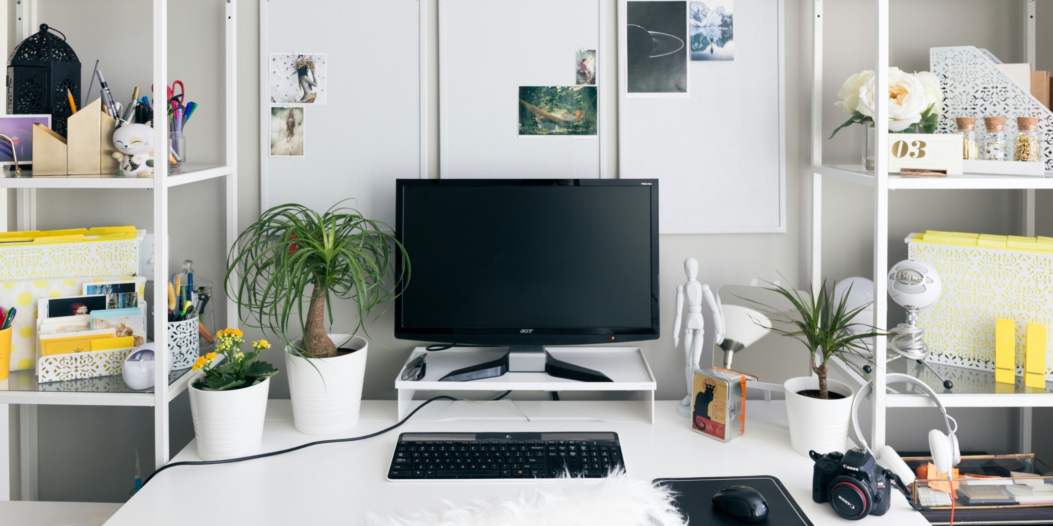 Ett mysigt hemmakontor med dekorationer i hyllorna